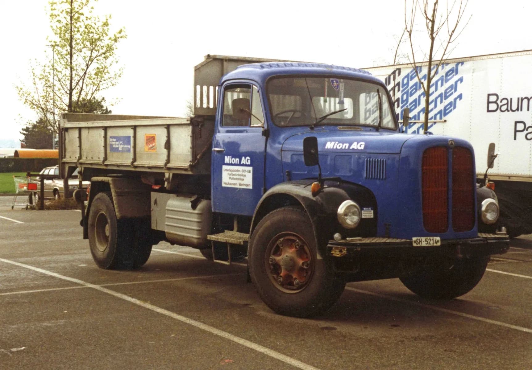 Alter blauer Mion-AG-Kipplastwagen mit Schaffhauser Kennzeichen