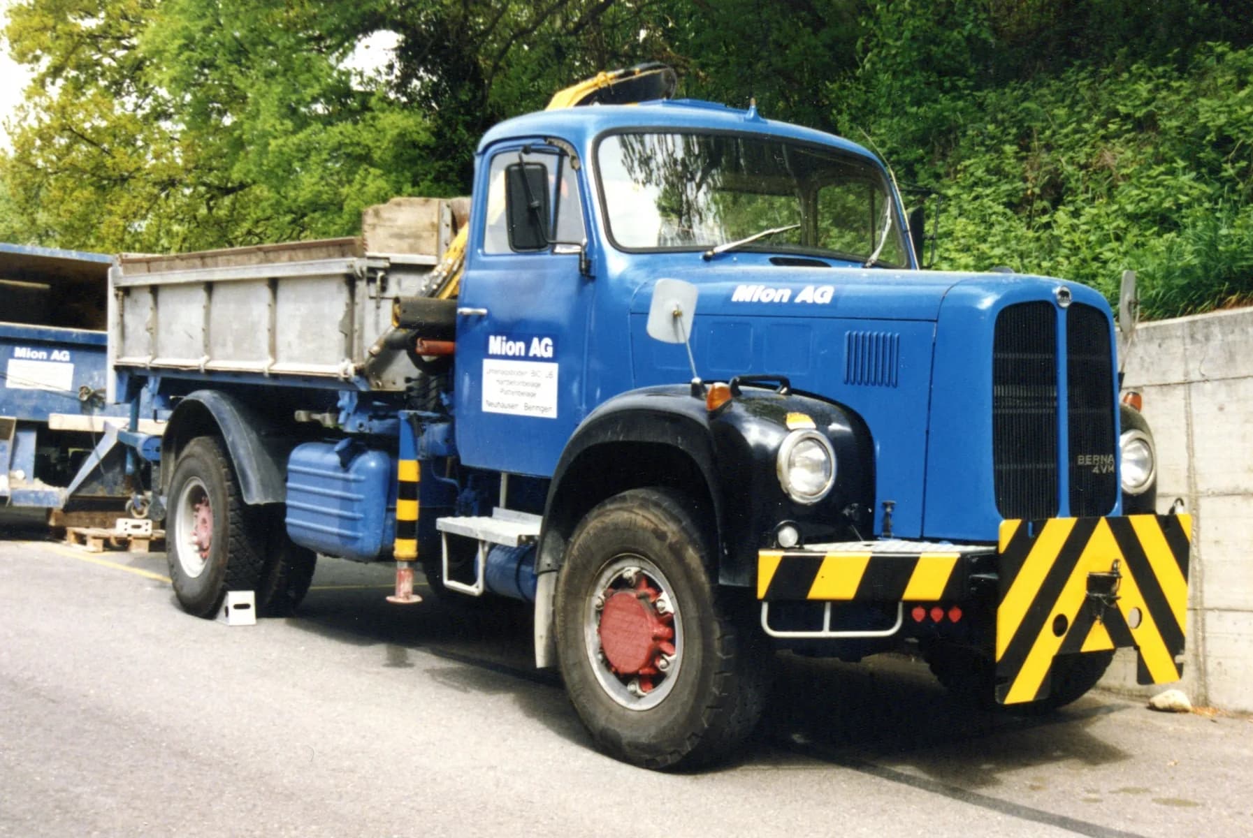 Alter blauer Mion-AG-Lastwagen mit Ladekran auf der Baustelle