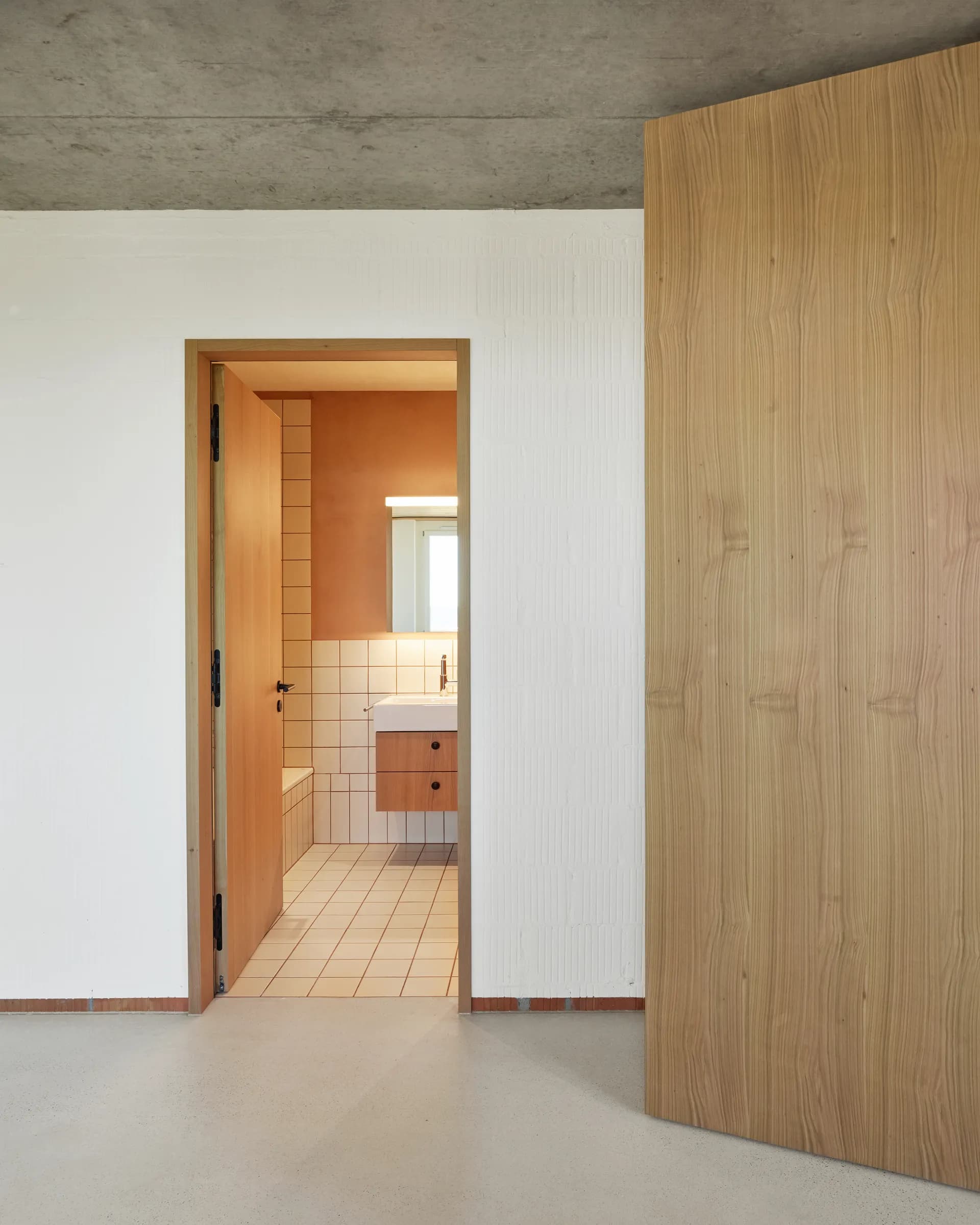 Architektur-Innenraum mit von Mion Plattenbeläge GmbH verlegtem Bodenbelag