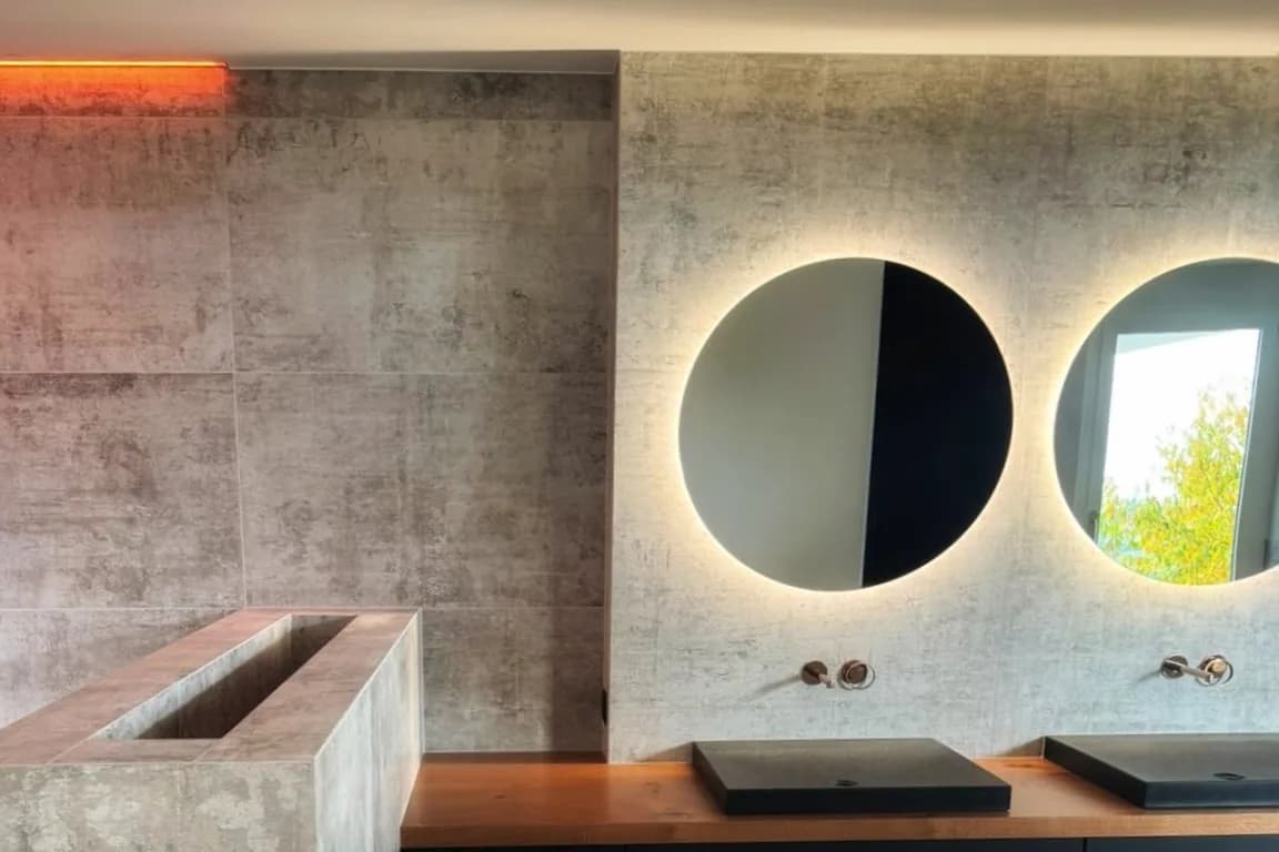 Bad mit grossformatigen Platten in Betonoptik, ausgeführt von Mion Plattenbeläge GmbH